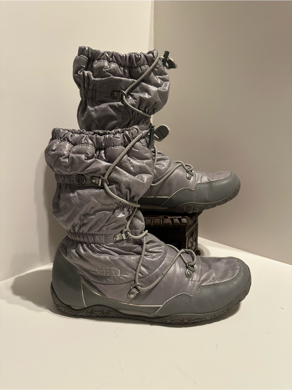 The North Face Ice Queen PrimaLoft Snow Boots Women's size 8.5 Shiny Silver